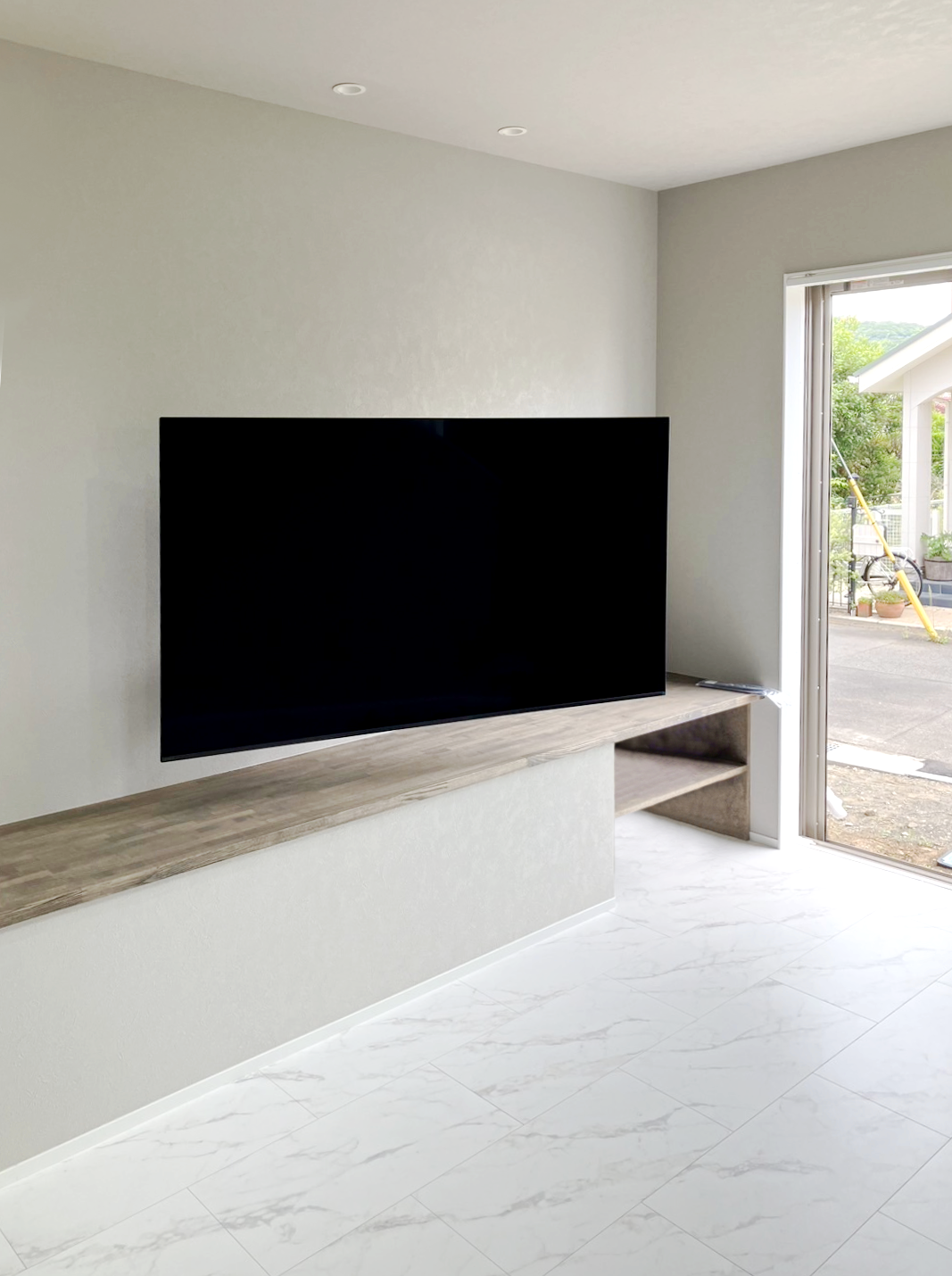 テレビ　壁掛け　金具　スウィング 65型のテレビをスイング金具で壁掛け | テレビ壁掛けシステム