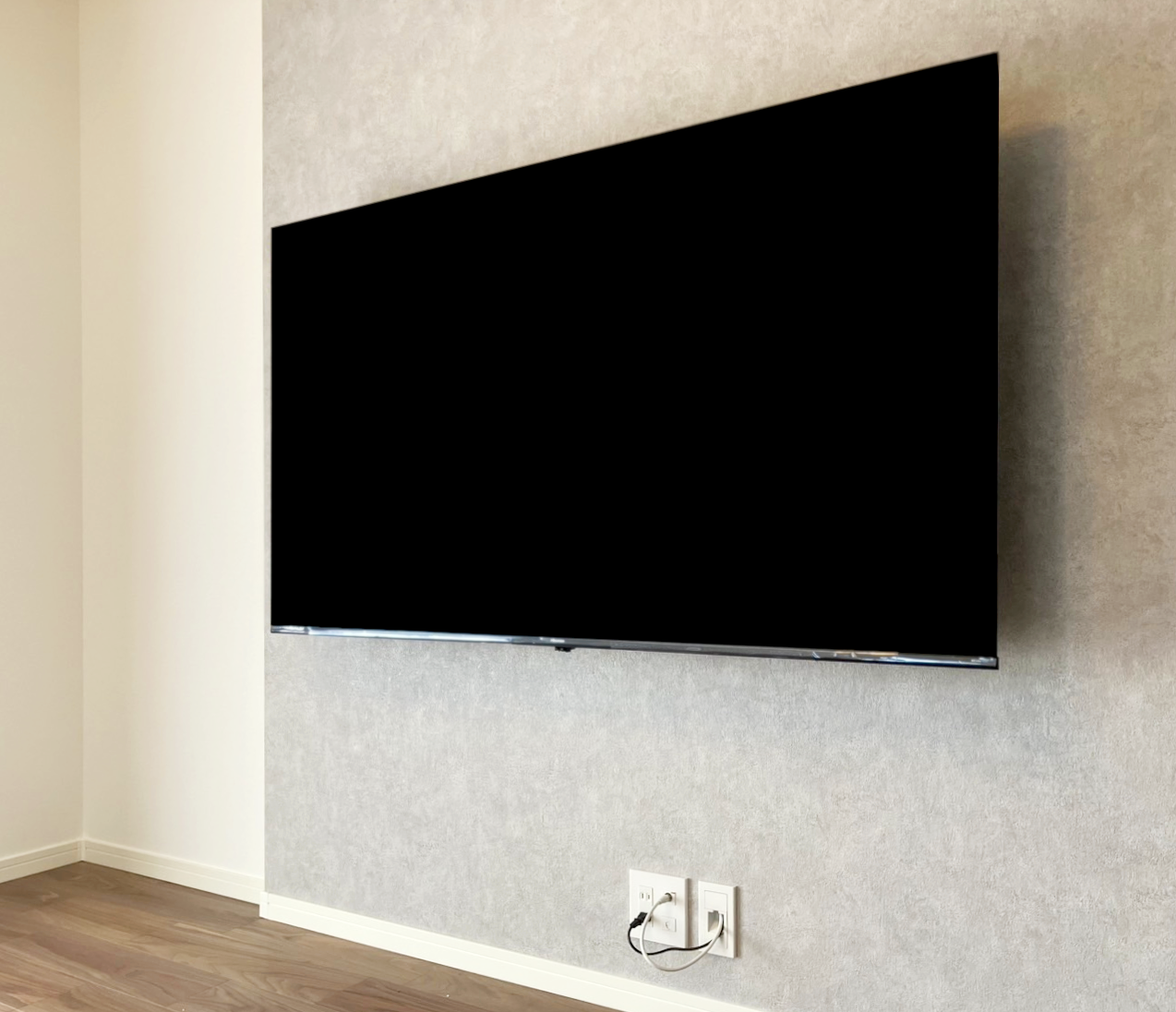 テレビ　壁掛け　金具　スウィング 65型のテレビをスイング金具で壁掛け | テレビ壁掛けシステム