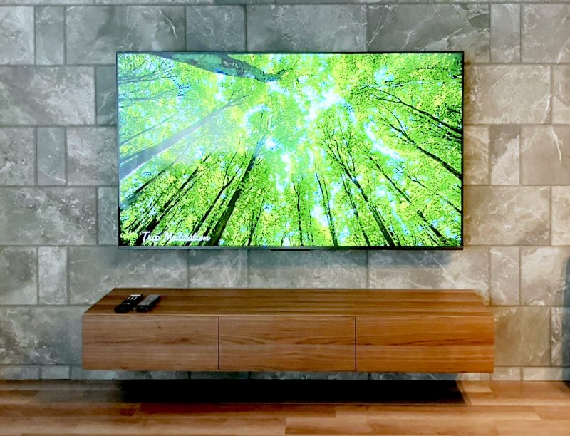 テレビボード 75型のTVとテレビボードを壁掛け | テレビ壁掛けシステム【ジャストップ】