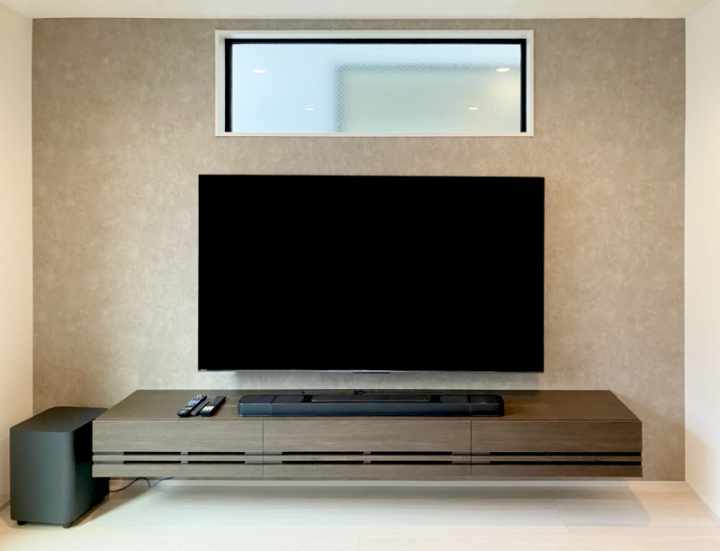 75型のTVとテレビボードを壁掛け | テレビ壁掛けシステム【ジャストップ】