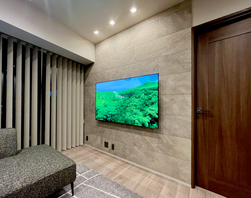 65型のテレビをフラット金具で壁掛け | テレビ壁掛けシステム【ジャス