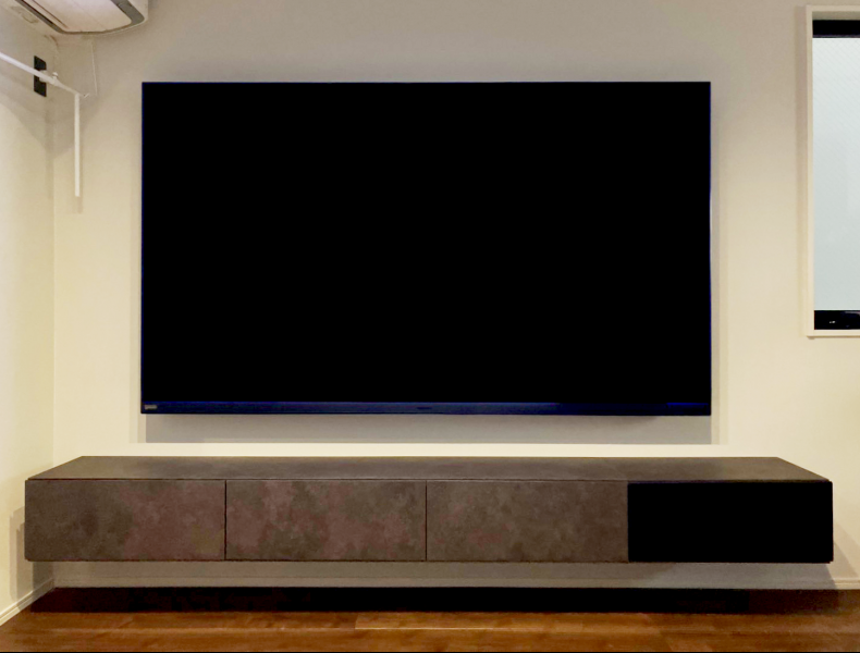 55型と85型のTVとテレビボードを壁掛け | テレビ壁掛けシステム