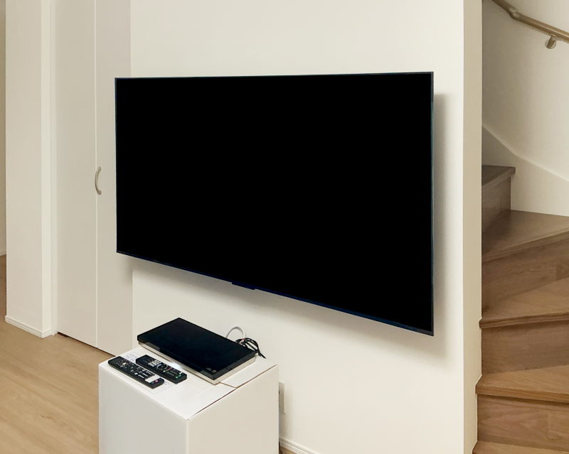 テレビ m76534512099 65型のテレビをフラット金具で壁掛け | テレビ壁掛けシステム【ジャス