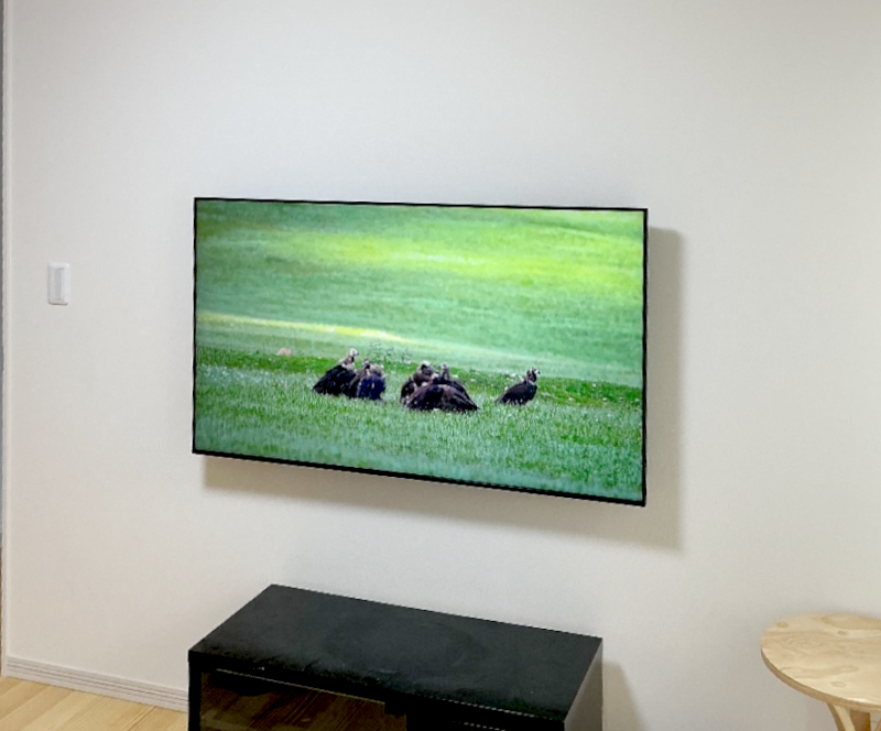 55型のテレビをフラット金具で壁掛け | テレビ壁掛けシステム【ジャス
