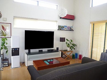 リビングに65型液晶テレビをフラット式で壁掛け テレビ壁掛けシステム ジャストップ リビングに65型液晶テレビをフラット式で壁掛け テレビ壁掛けシステム ジャストップ