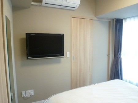 寝室に32型液晶テレビをフラット式で壁掛け テレビ壁掛けシステム ジャストップ