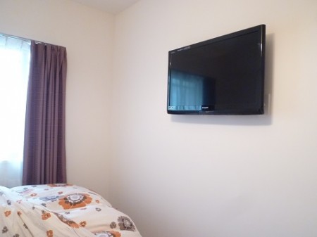 寝室に32型液晶テレビをフラット式で壁掛け テレビ壁掛けシステム ジャストップ